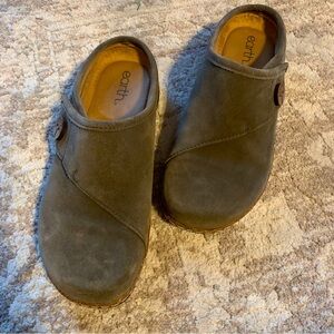 Earth Dark Olive Green Clogs. SZ 8.5 med. ONLY WORN ONCE!